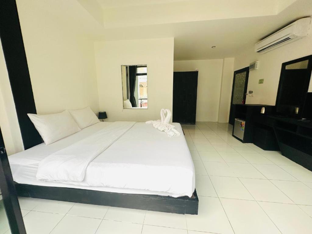 Beachwalk Patong Kültér fotó